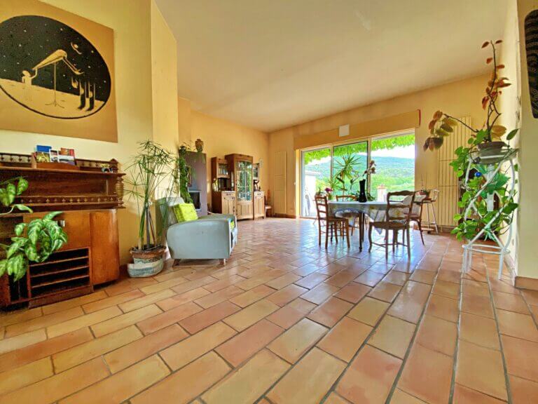Propriété en pierre de 360 m² habitables terrain 1 447 m²